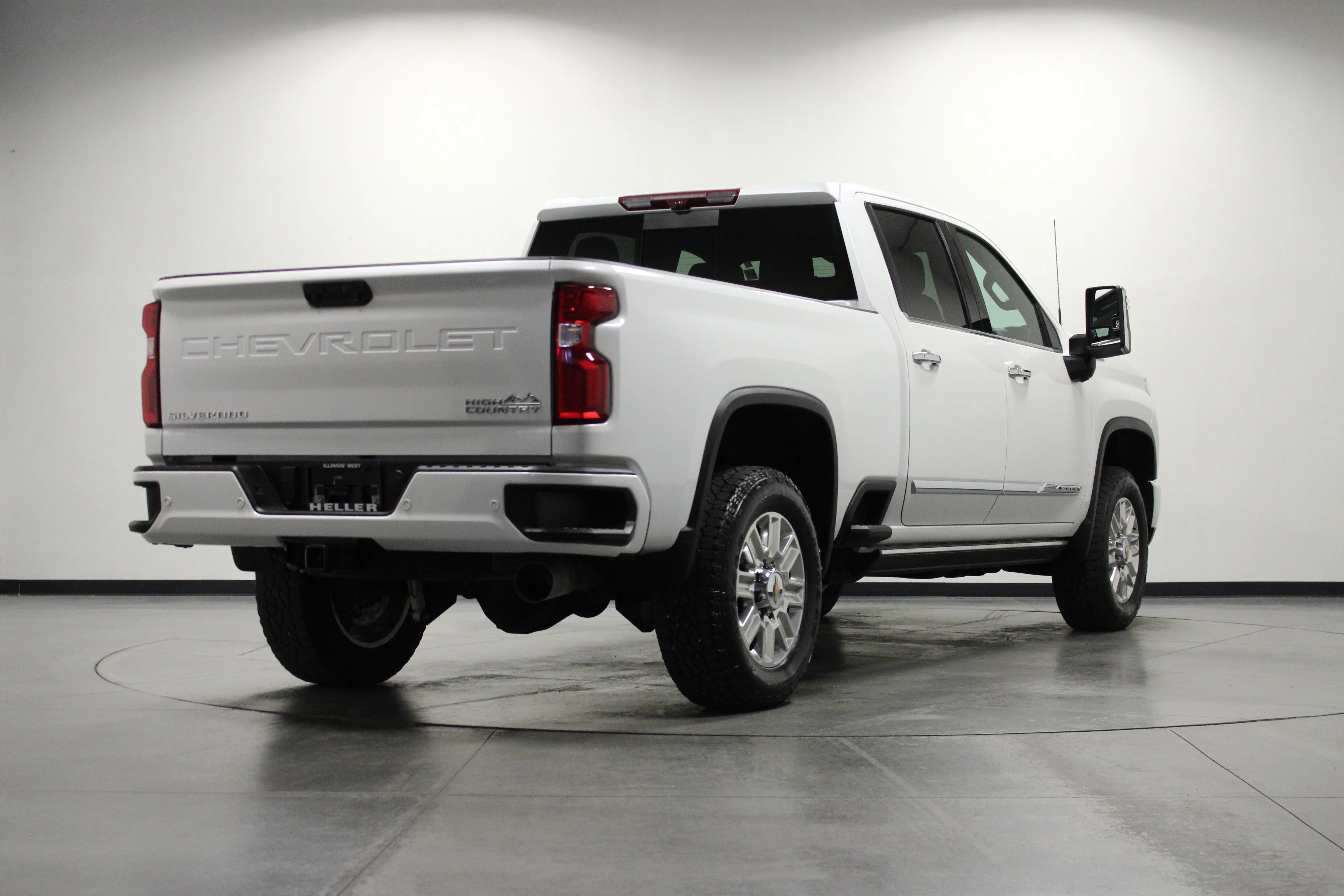 Used 2024 Iridescent Pearl Tricoat Chevrolet High Country image 4