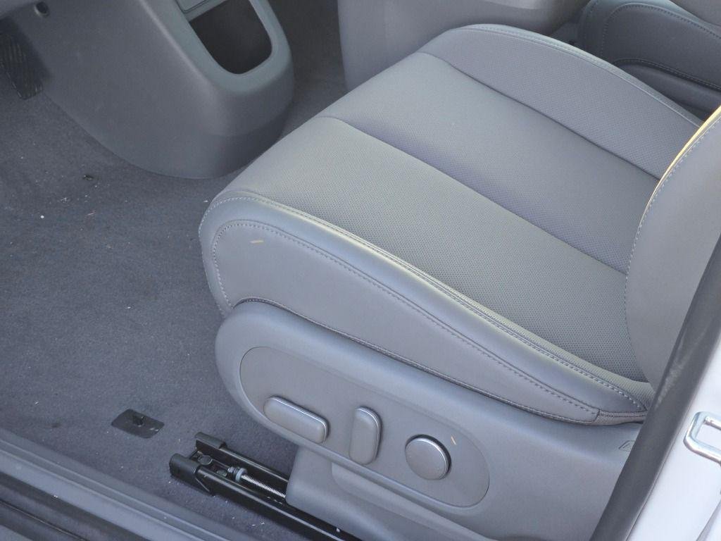 New 2025 White Hyundai SEL image 25