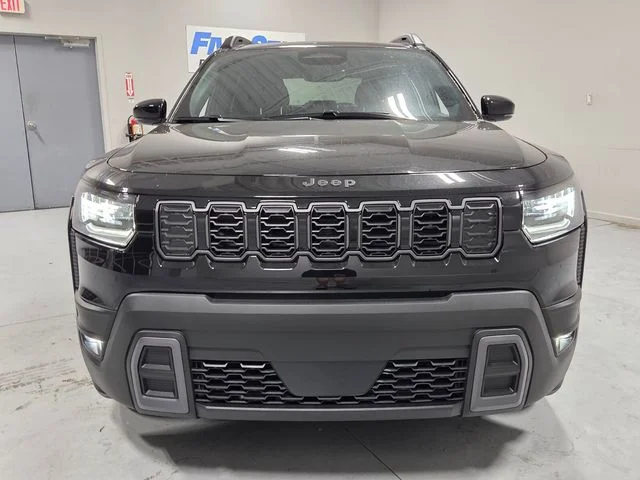 New 2026 Diamond Black Crystal Pearl-Coat Exterior Paint Jeep Limited image 2