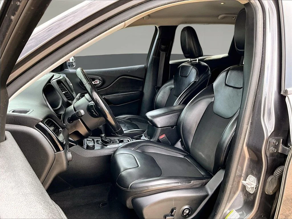 Used 2020 Gray Jeep Latitude Plus image 25