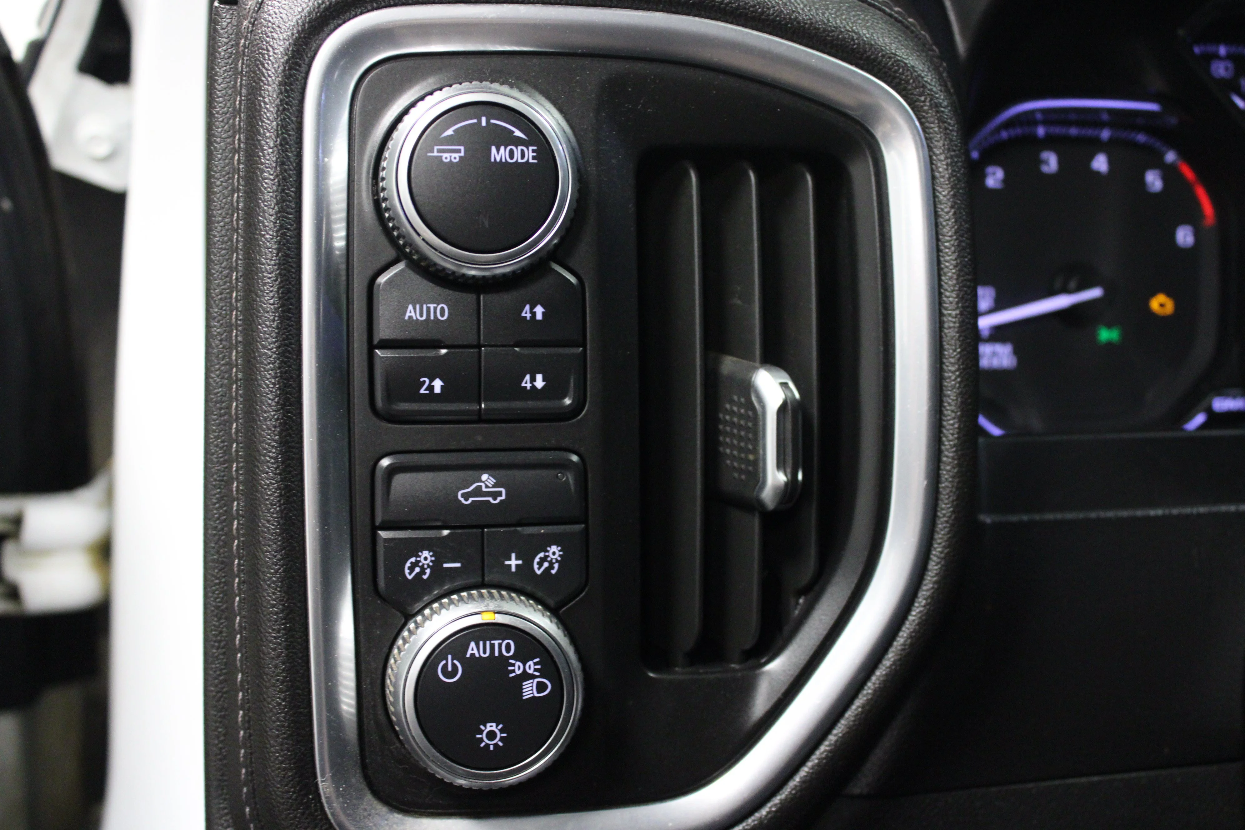 Used 2021 Summit White GMC SLE image 17