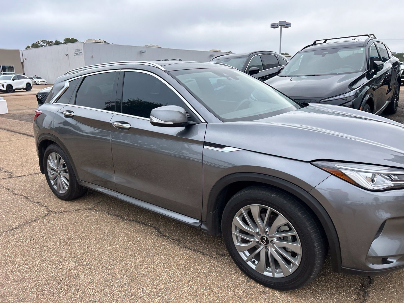 Used 2023 Gray INFINITI LUXE image 10