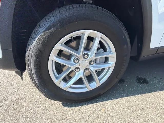 New 2026 Bright White Clearcoat Jeep Laredo image 4