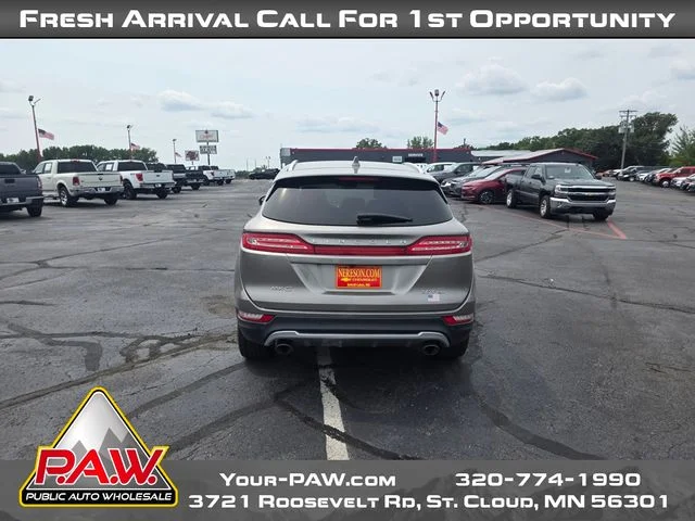 Used 2017 Silver Lincoln Premiere image 7