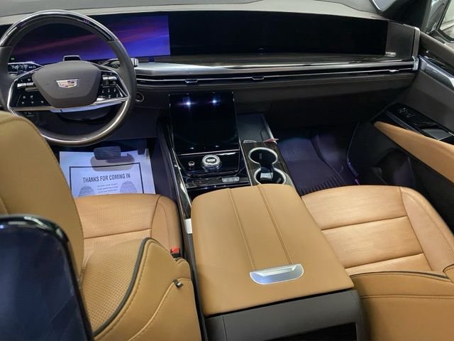 Used 2025  Cadillac Premium Luxury image 2