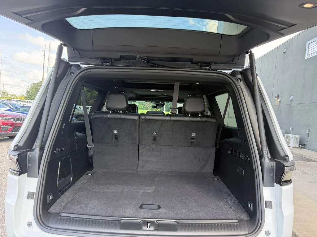 New 2026 Bright White Clear-Coat Exterior Paint Jeep Limited Reserve image 18