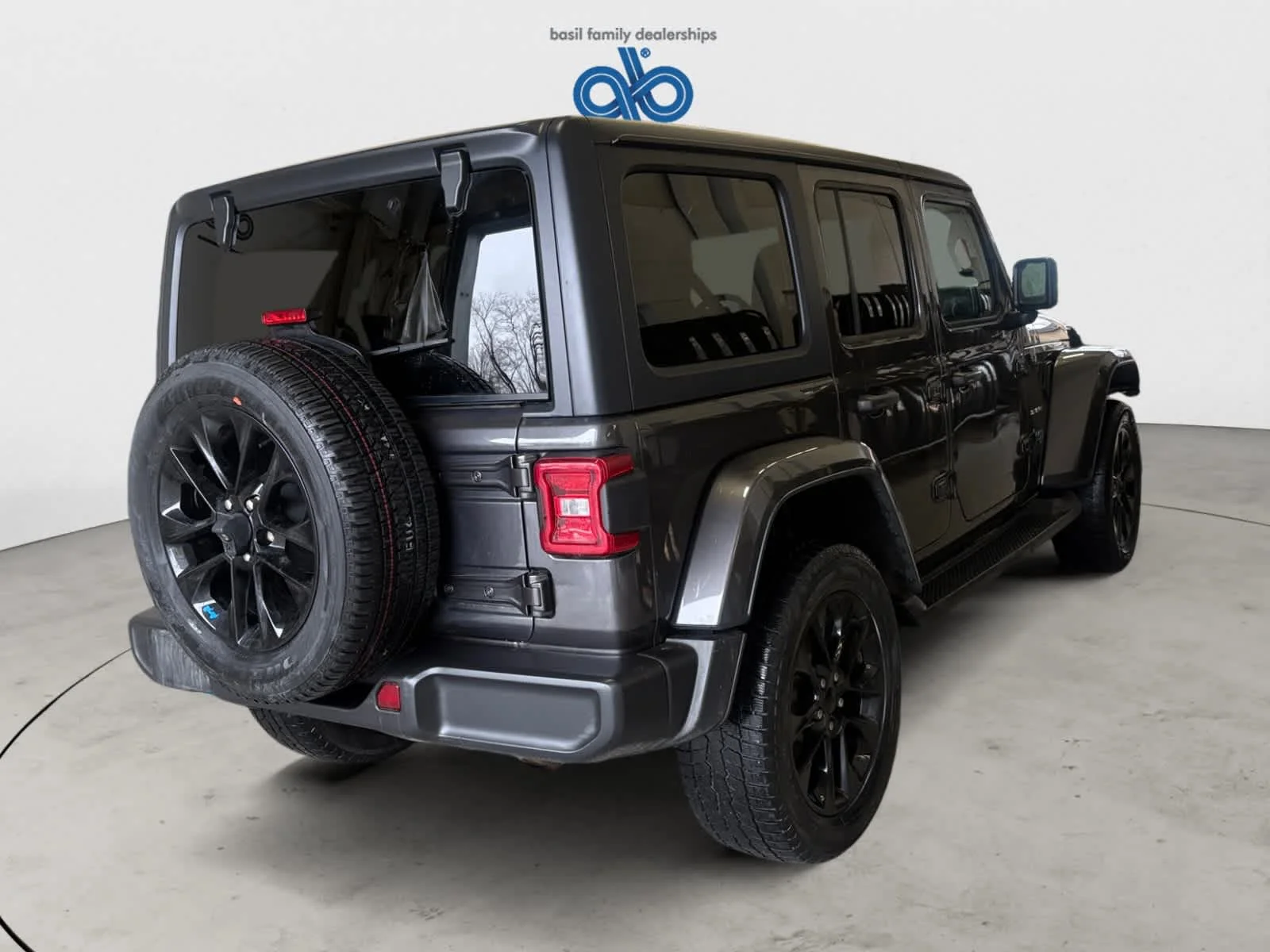 Used 2023 Granite Crystal Metallic Clearcoat Jeep Sahara image 5