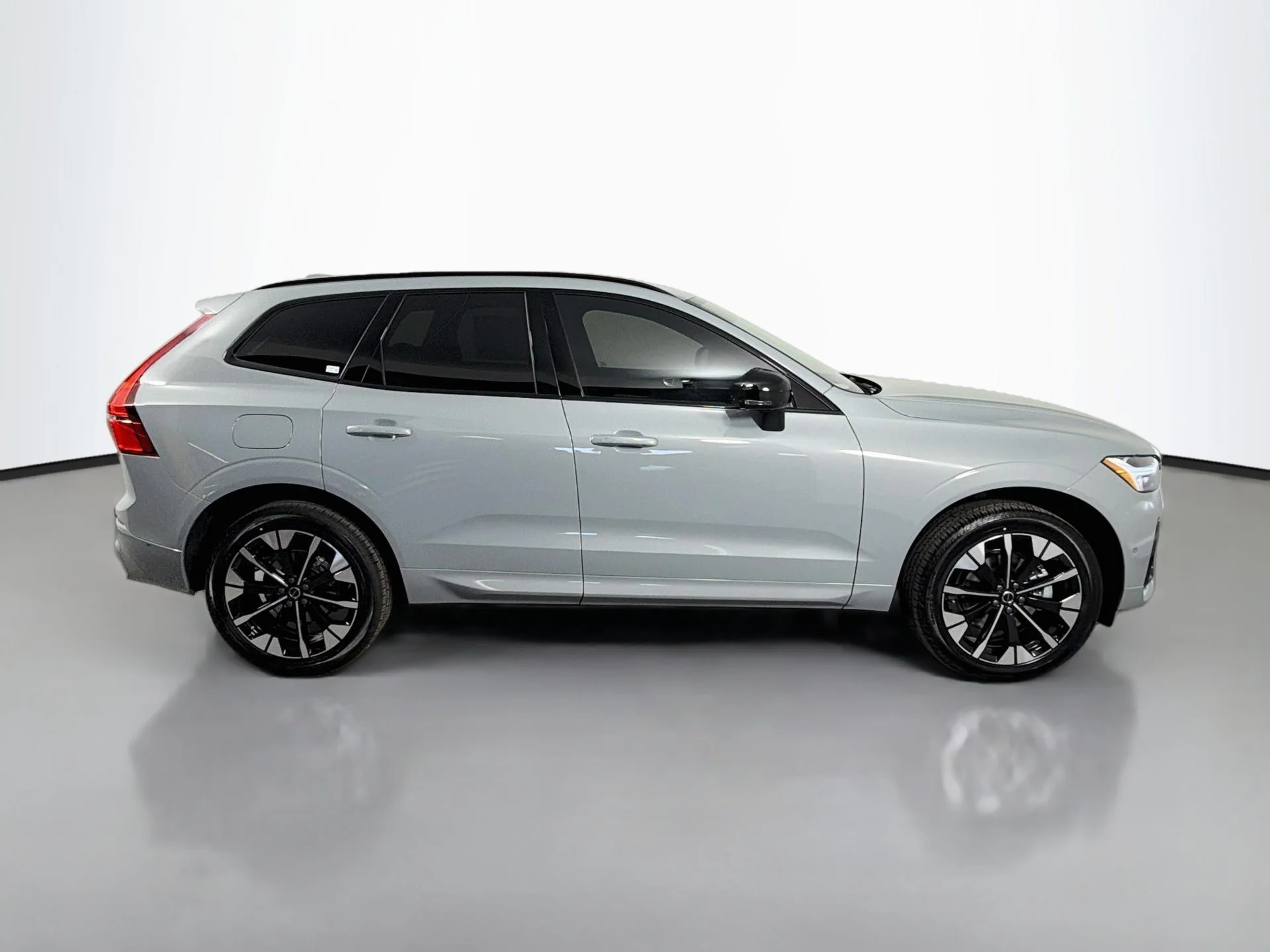 New 2027 Vapour Grey Volvo Plus image 4
