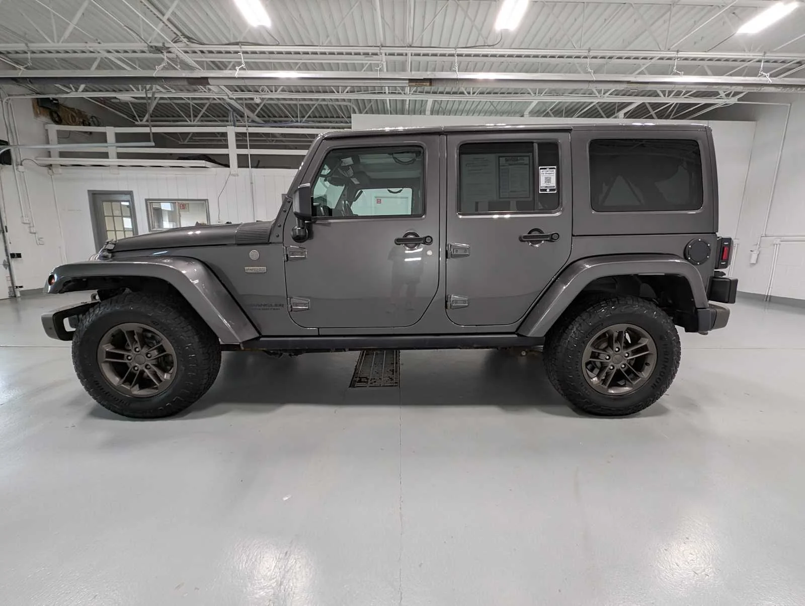 Used 2016 Granite Crystal Metallic Clearcoat Jeep 75th Anniversary image 11