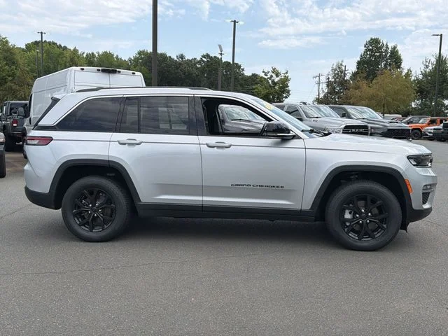 Used 2022 Silver Jeep Limited image 14