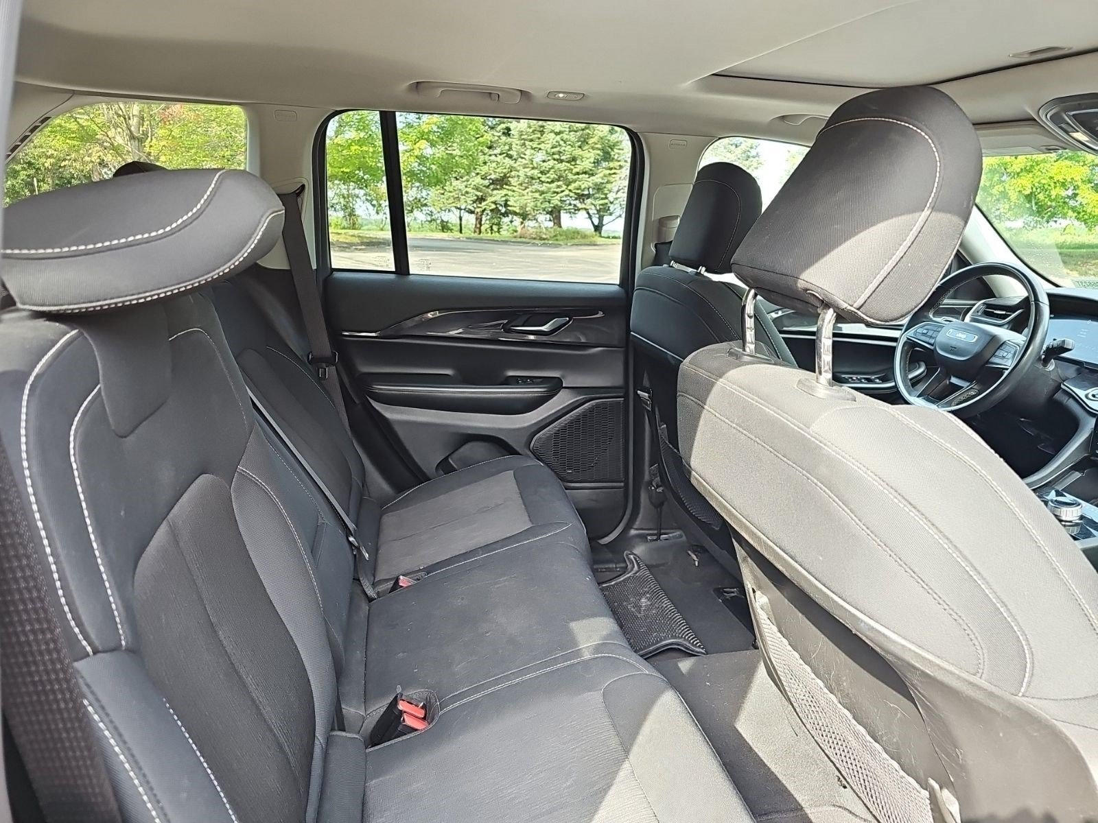 Certified Used 2023 Diamond Black Crystal Pearlcoat Jeep Laredo image 15