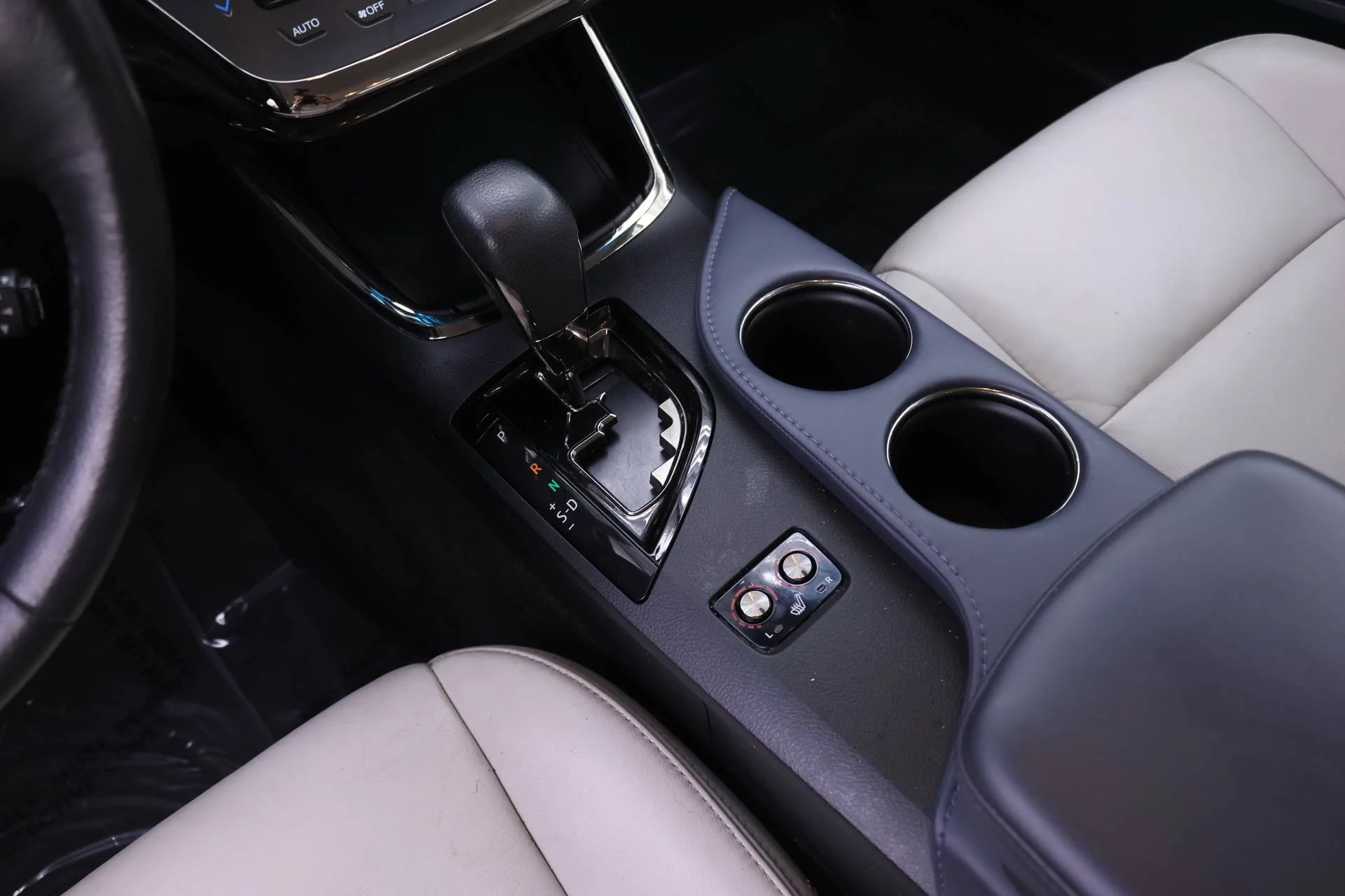 Used 2014 Classic Silver Metallic Toyota XLE image 13