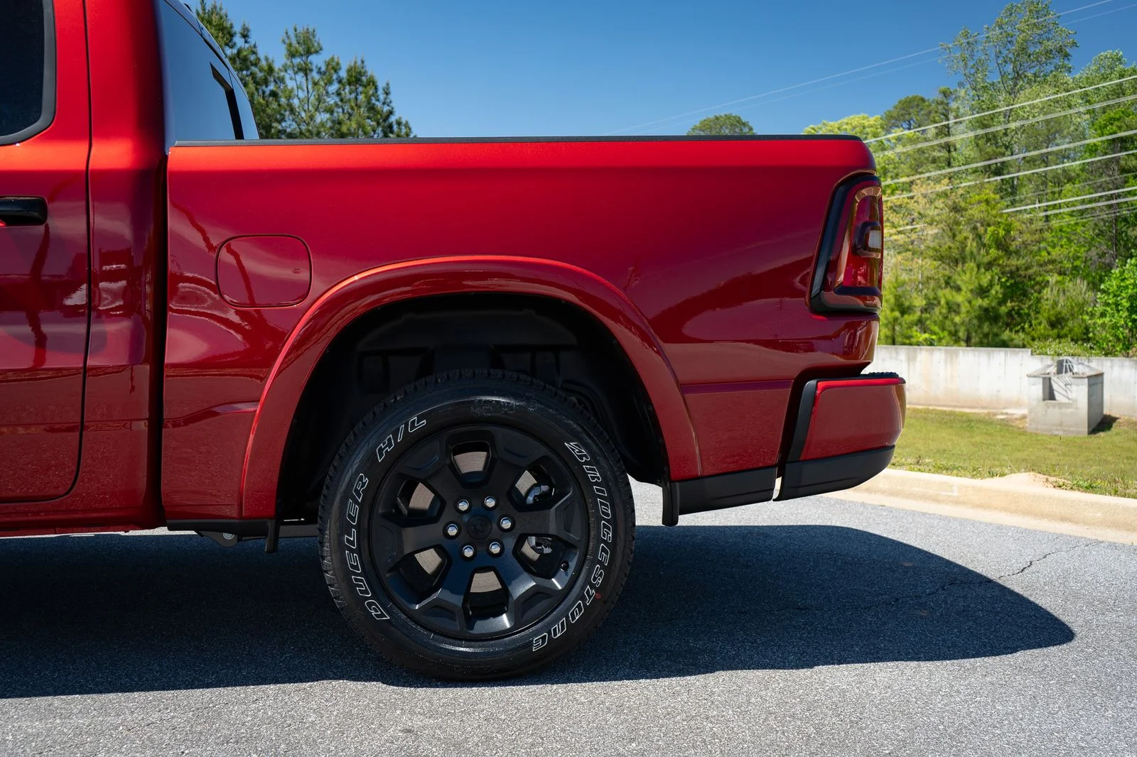 New 2026 Molten Red Pearl-Coat Exterior Paint RAM Big Horn/Lone Star image 6