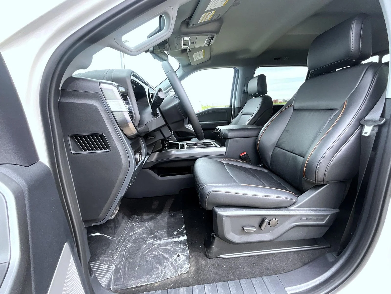 New 2026 Star White Metallic Tri-Coat Ford Lariat image 9
