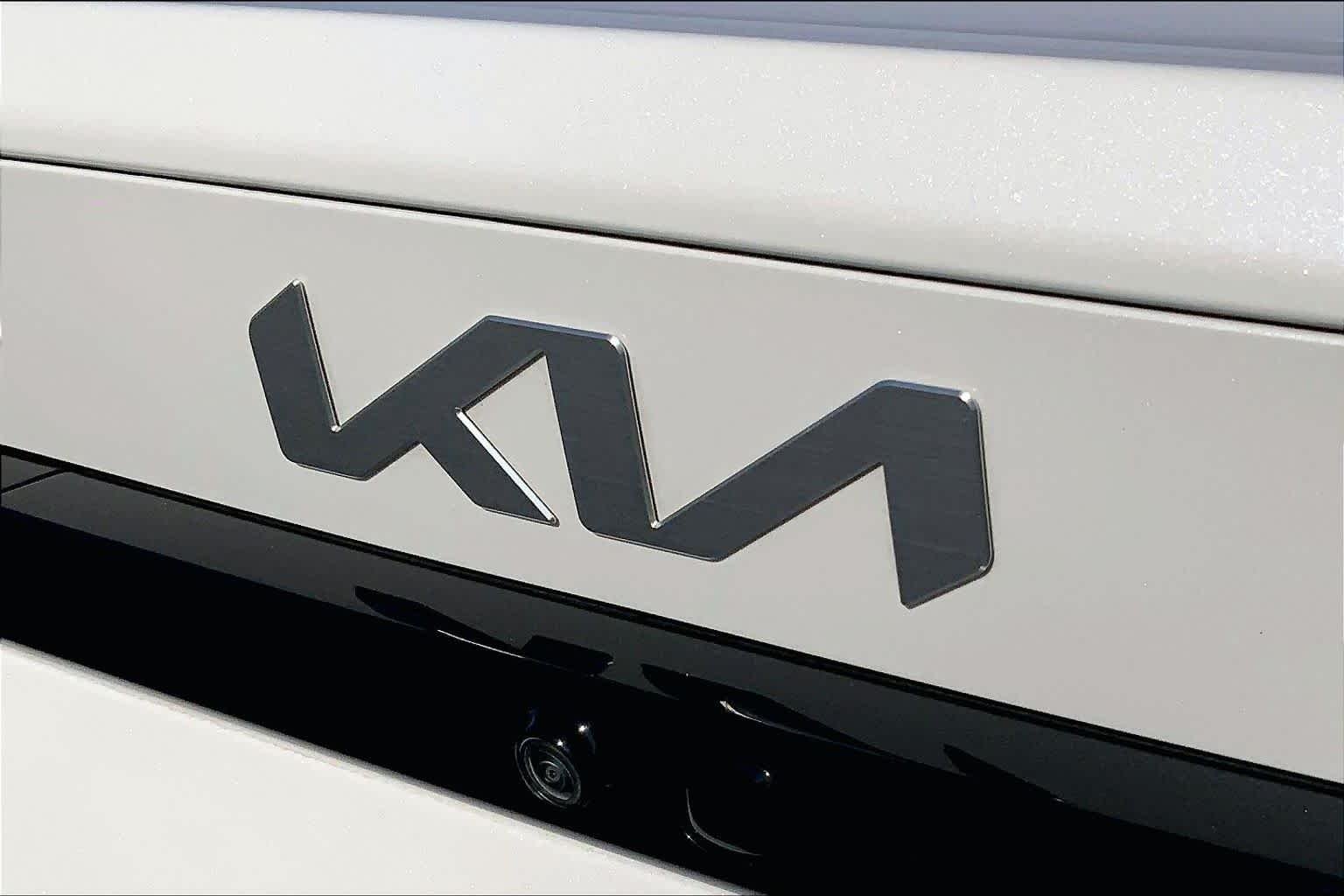Used 2025 Snow White Pearl Kia LXS image 31