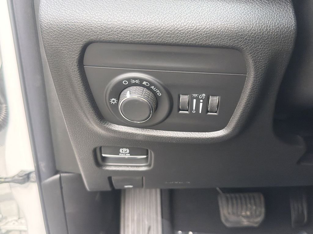 New 2026 White/off-white Jeep Laredo X image 18
