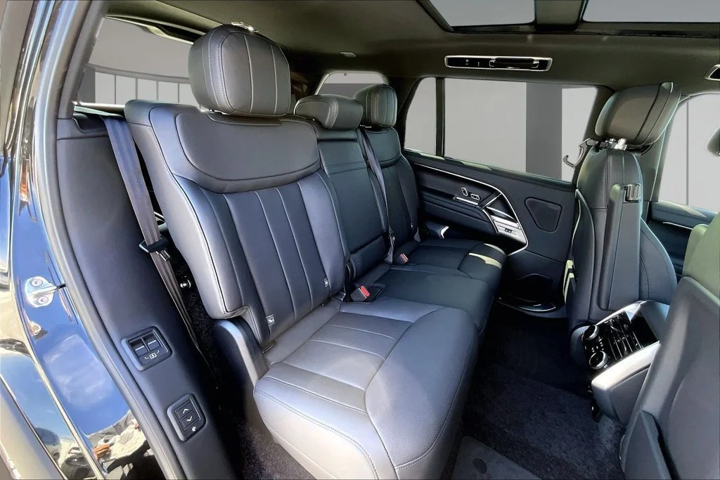 New 2027 Santorini Black LAND ROVER  image 10