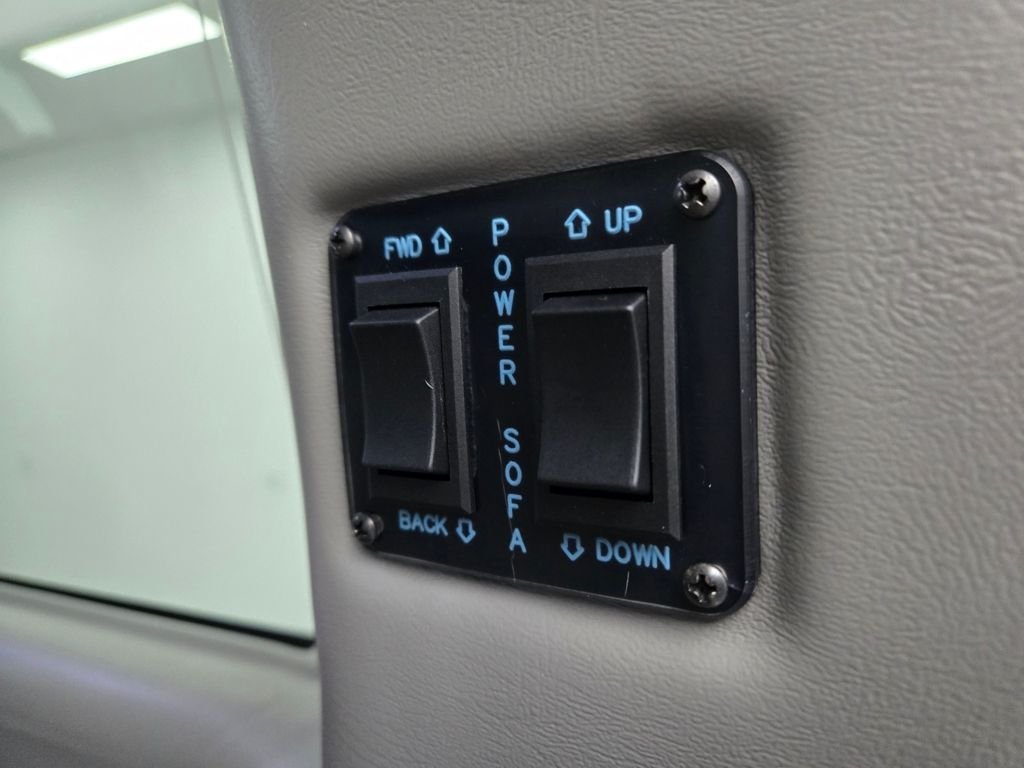 Used 2021 White Fade Chevrolet Explorer Limited SE image 7