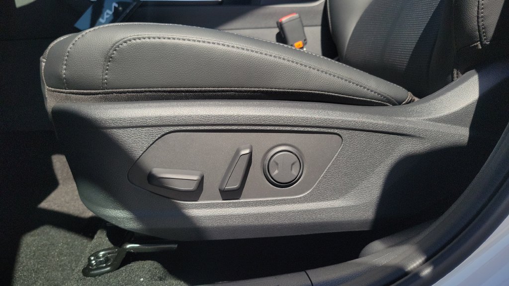 New 2027 Glacial White Pearl Kia EX image 16