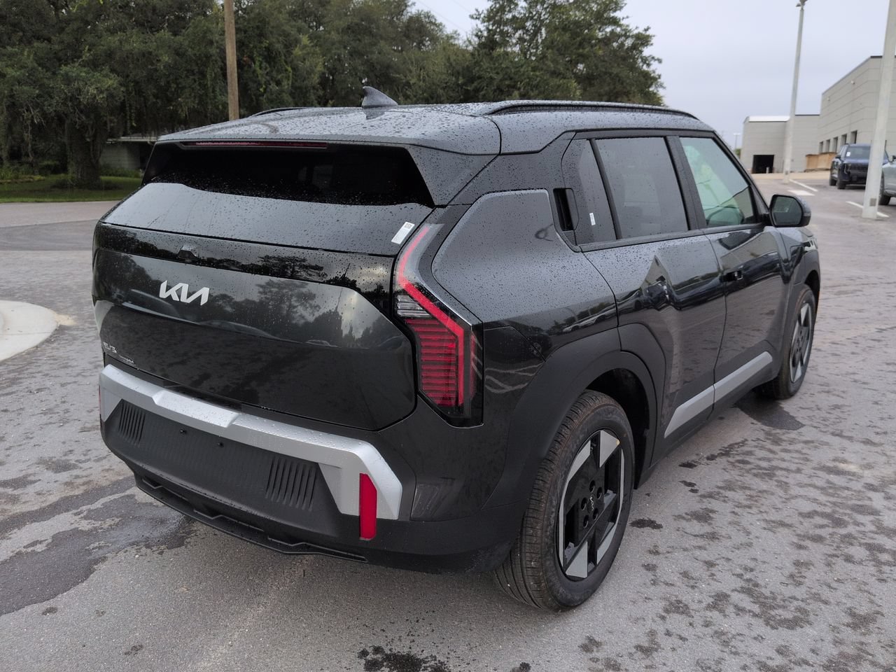New 2027 Interstellar Gray Kia Wind image 4