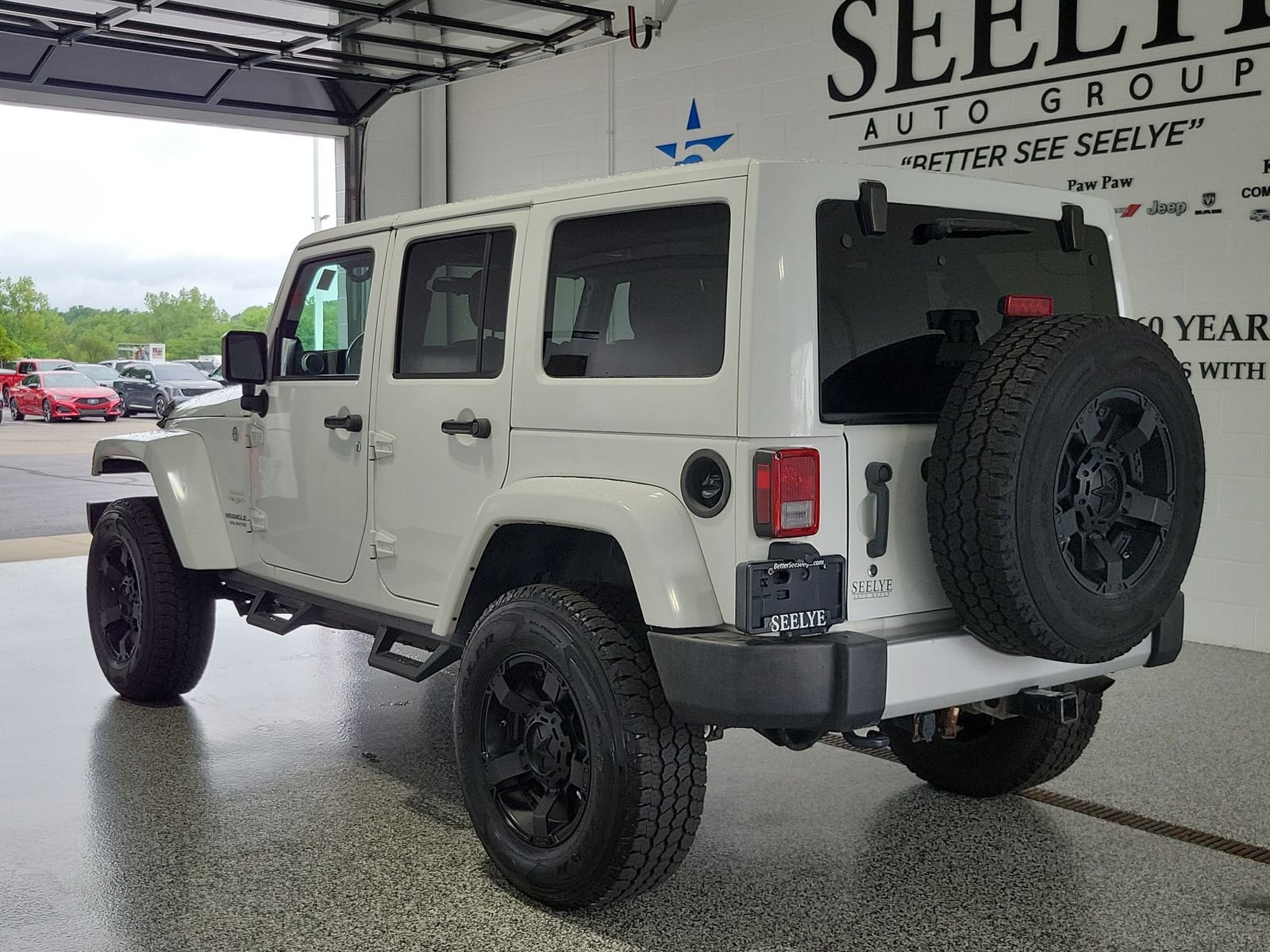 Used 2012 White Jeep Unlimited Sahara image 3