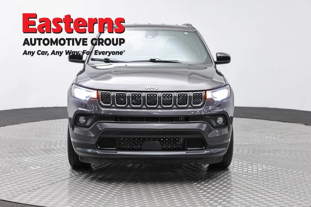 Used 2024  Jeep Latitude image 2