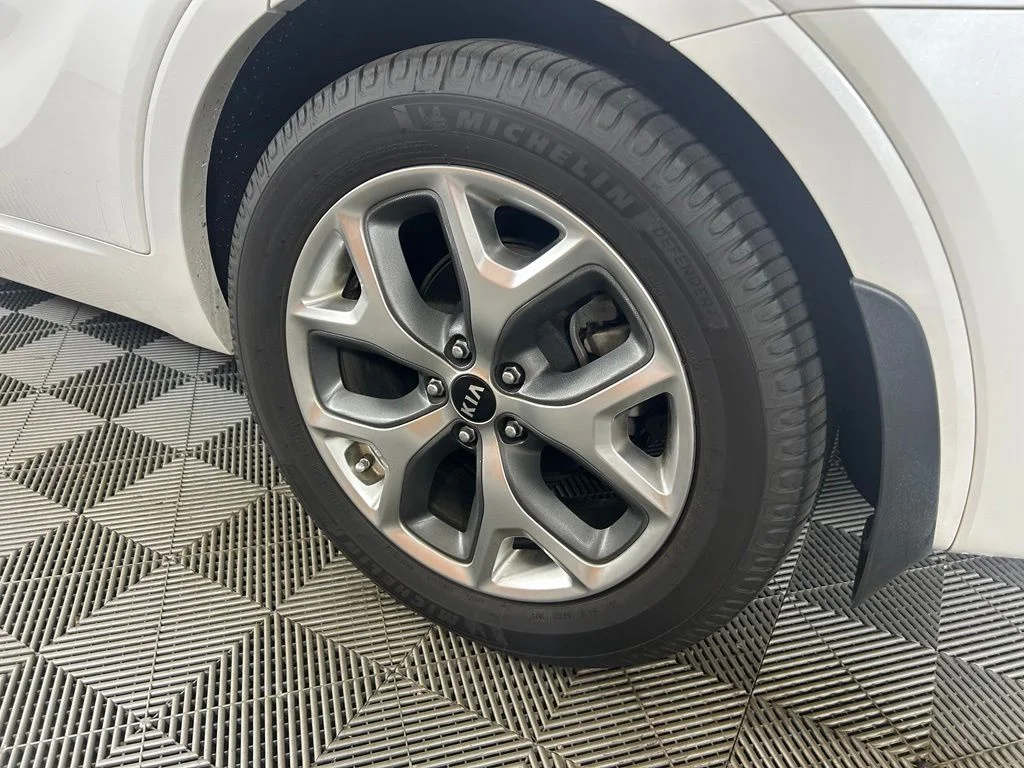 Used 2020 White Kia SX image 22
