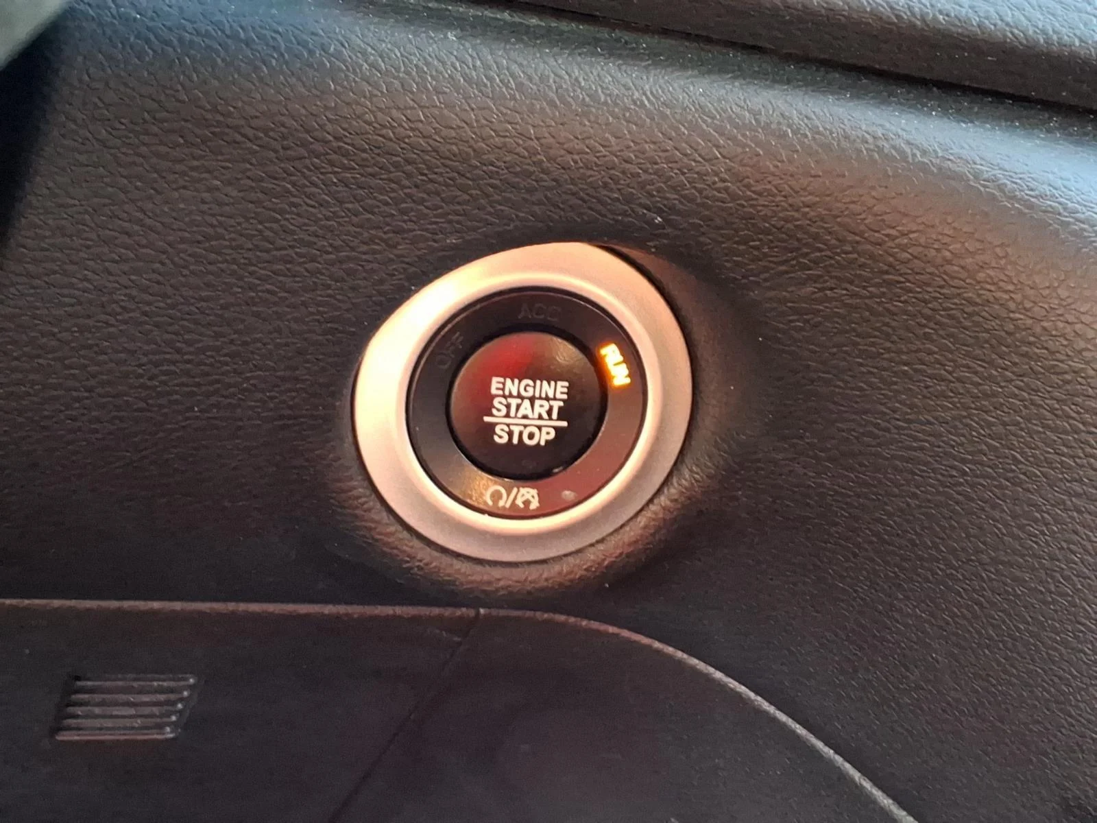 Used 2020 Granite Crystal Metallic Clearcoat Chrysler Launch Edition image 17