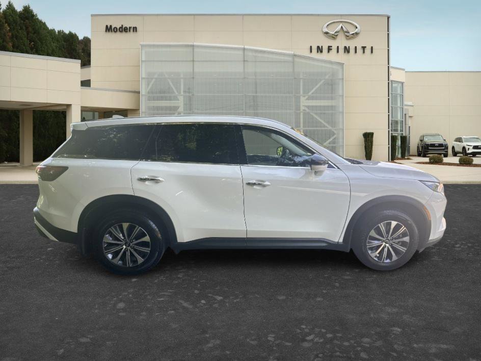 Used 2025 Glacier White INFINITI PURE image 4