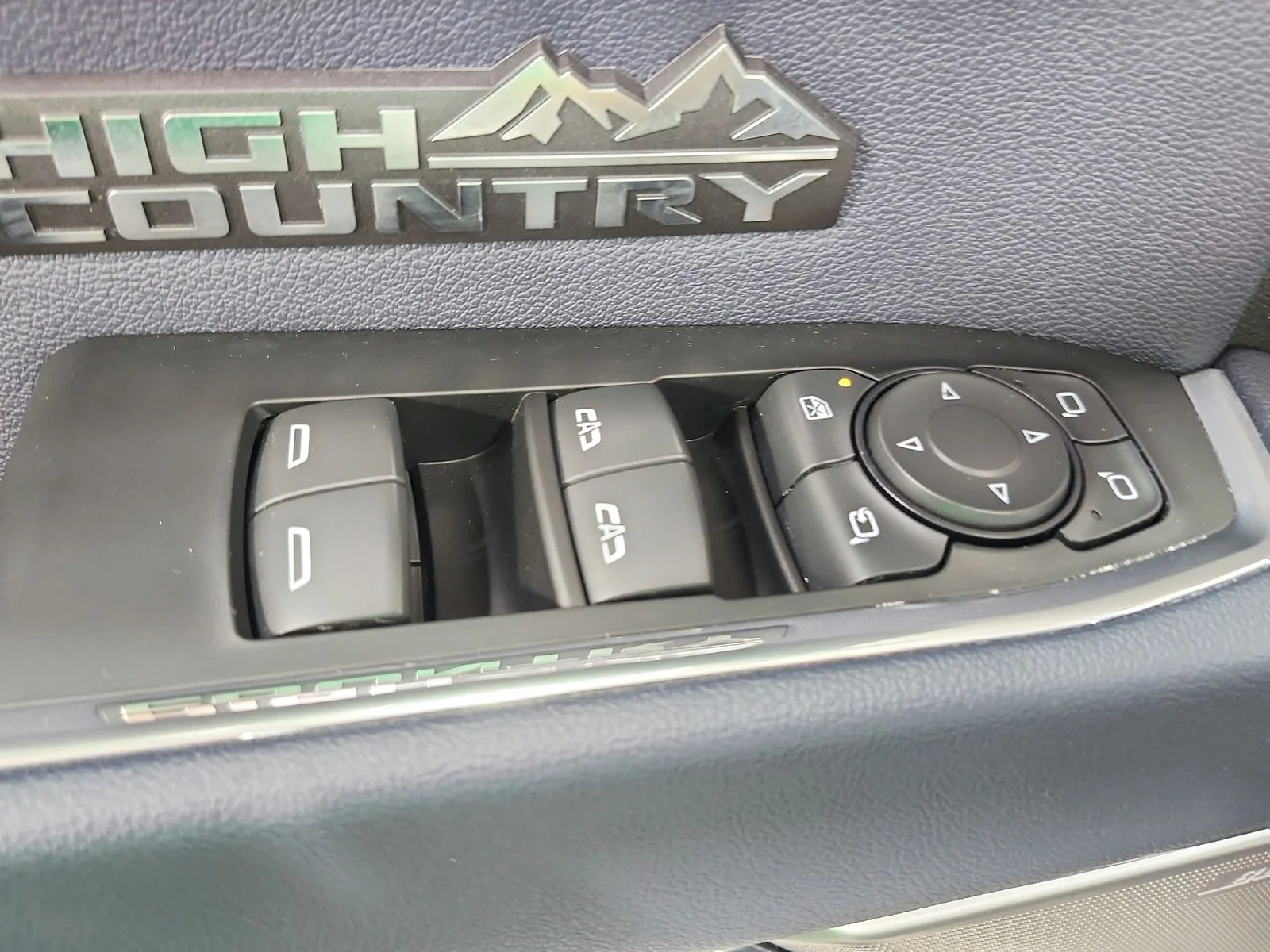 Used 2024 Iridescent Pearl Tricoat Chevrolet High Country image 40