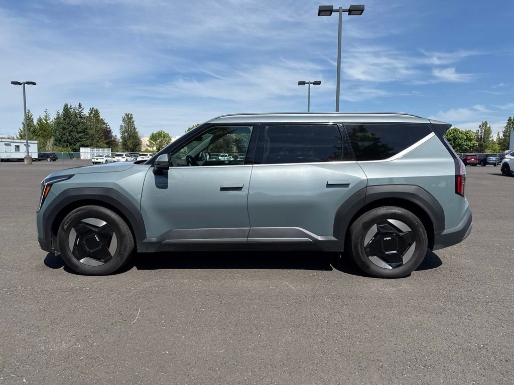 Used 2024 Iceberg Green Kia Wind image 3