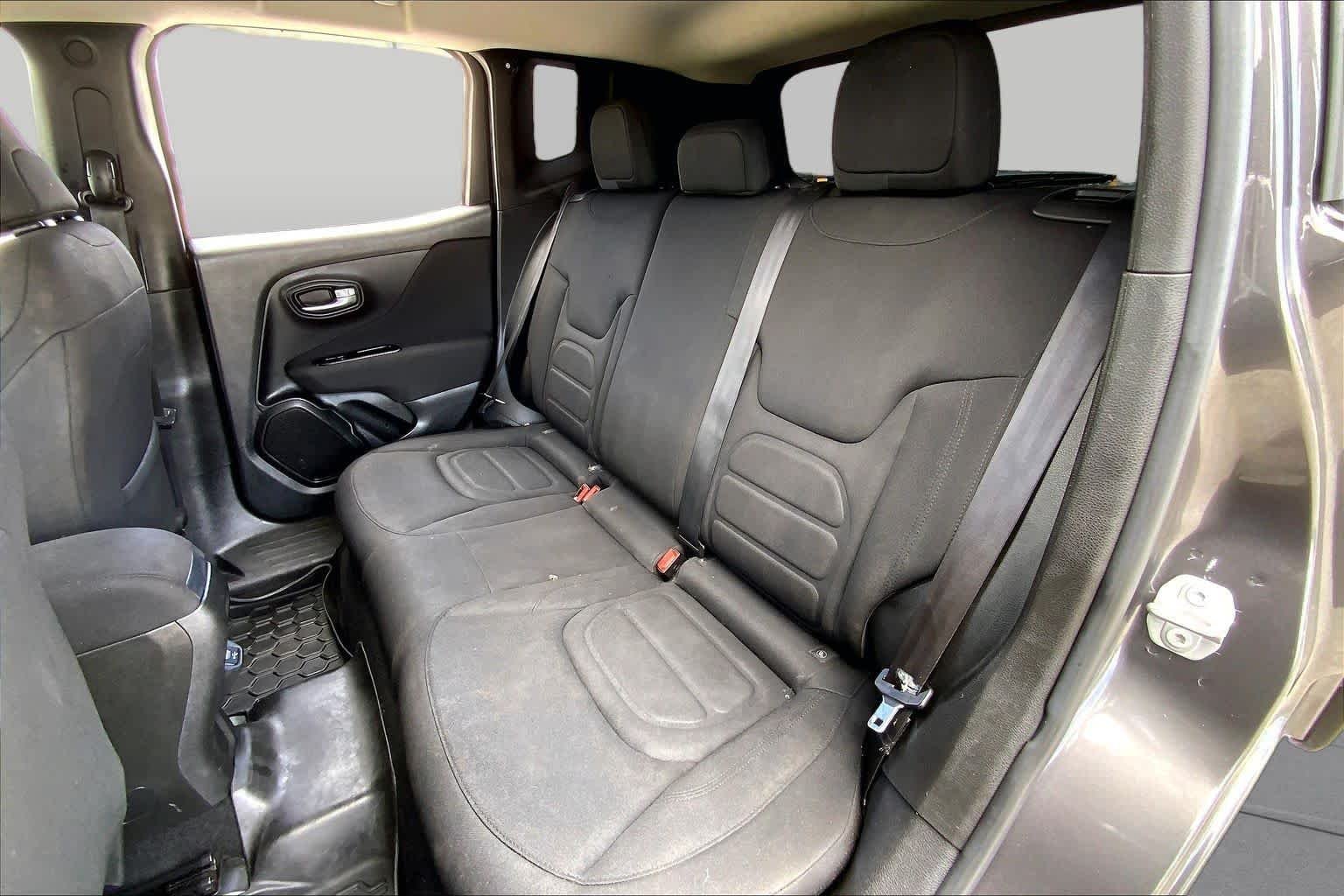 Used 2021 Granite Crystal Metallic Clearcoat Jeep Latitude image 20