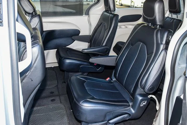Used 2023 Silver Chrysler Touring L image 17