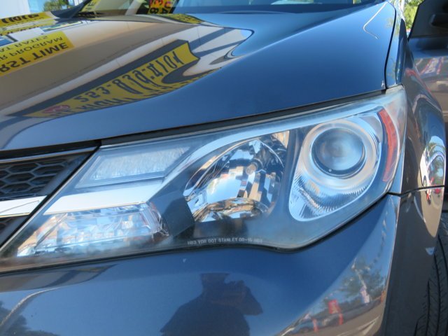Used 2015  Toyota LE image 32