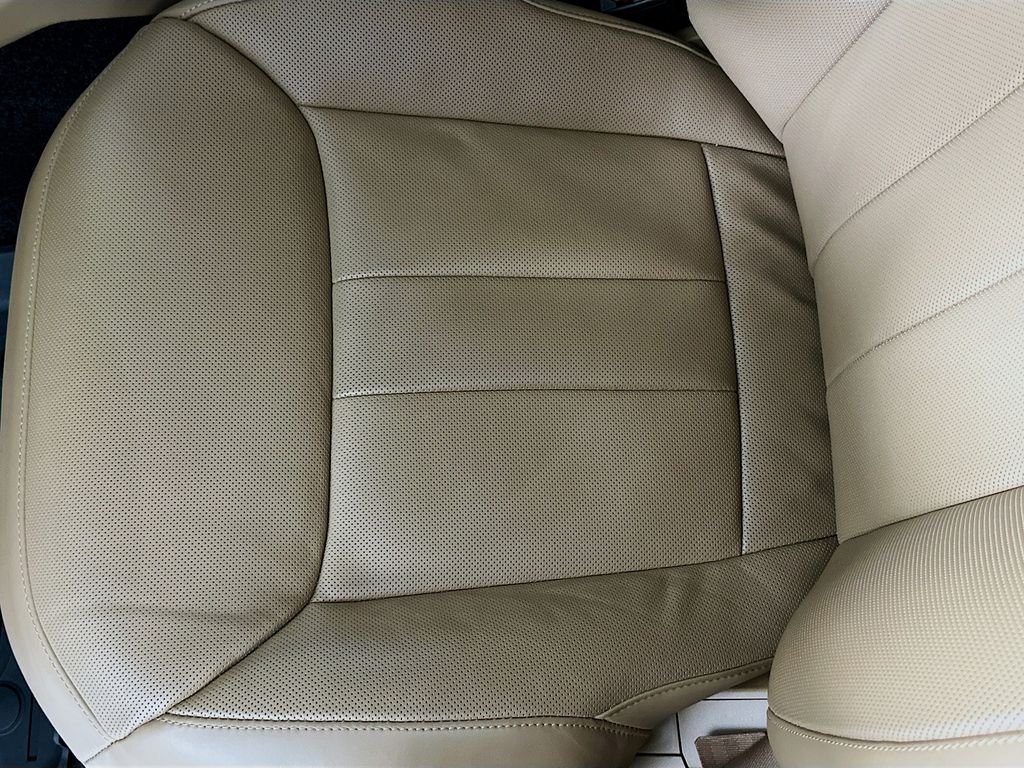 Used 2025 White Land Rover SE image 19