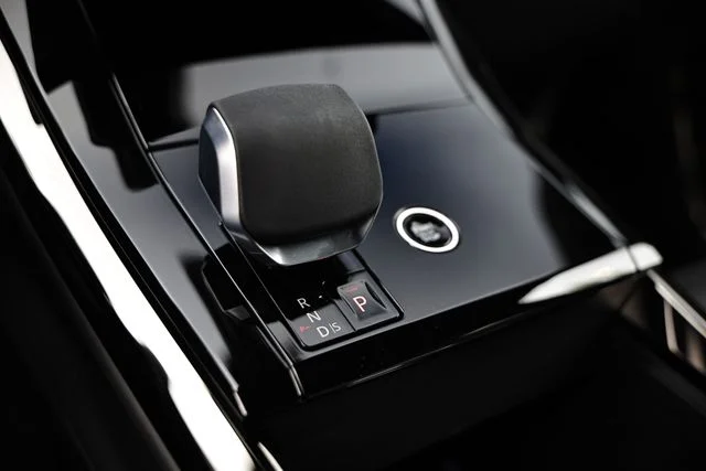 New 2026 Ostuni Pearl White Land Rover Dynamic SE image 47