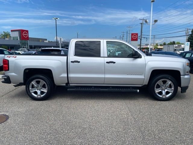 Used 2018 Silver Ice Metallic Chevrolet Custom image 26