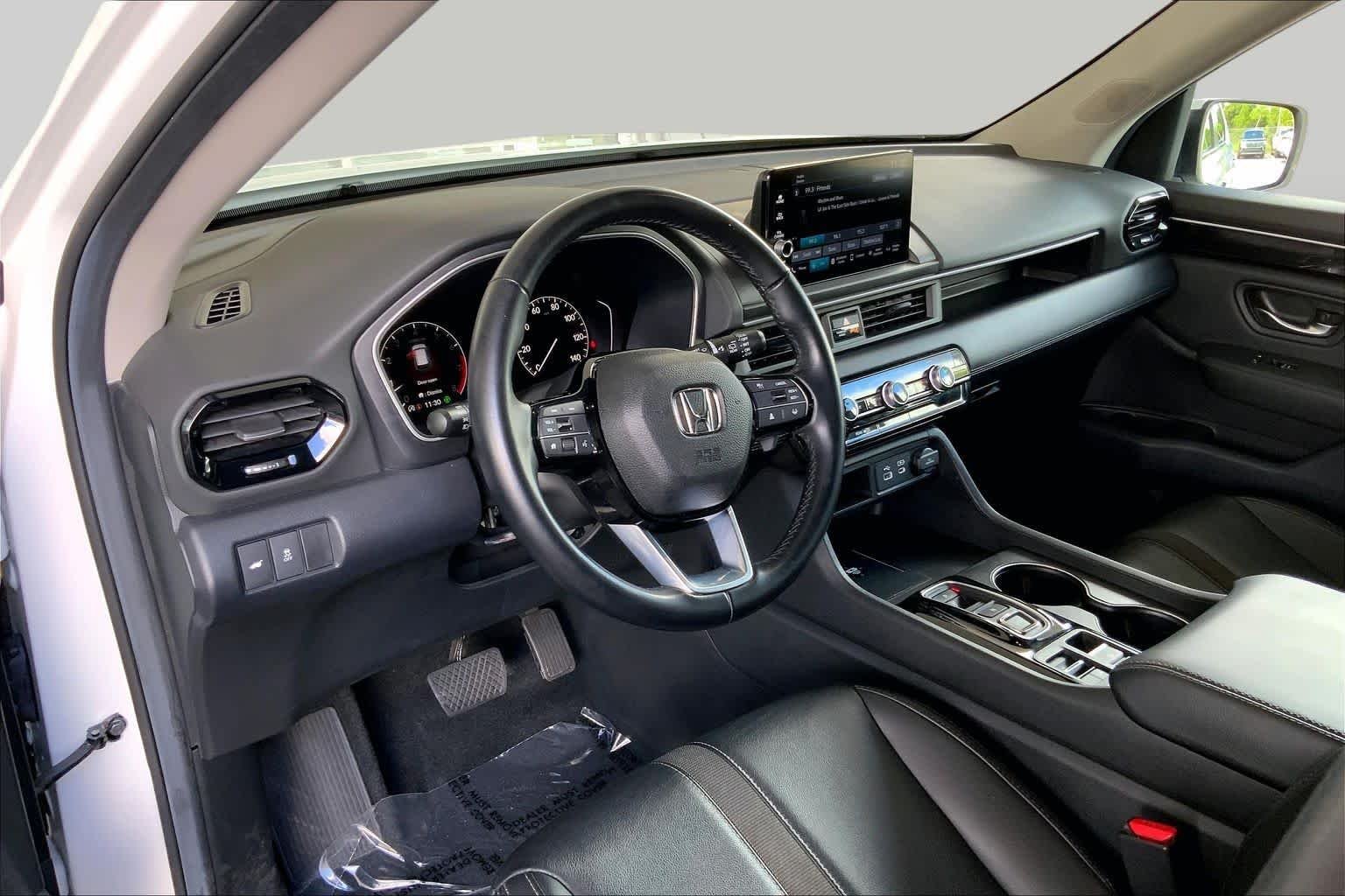 Used 2025 Platinum White Pearl Honda EX-L image 18