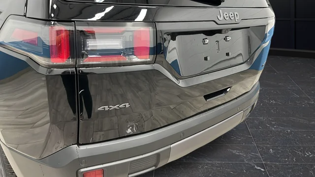 New 2026 Diamond Black Crystal Pearlcoat Jeep Laredo image 36