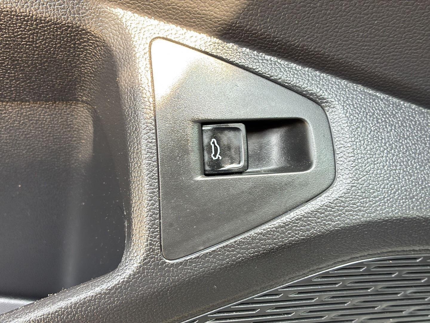 Used 2019 Platinum Gray Metallic Volkswagen SE image 33