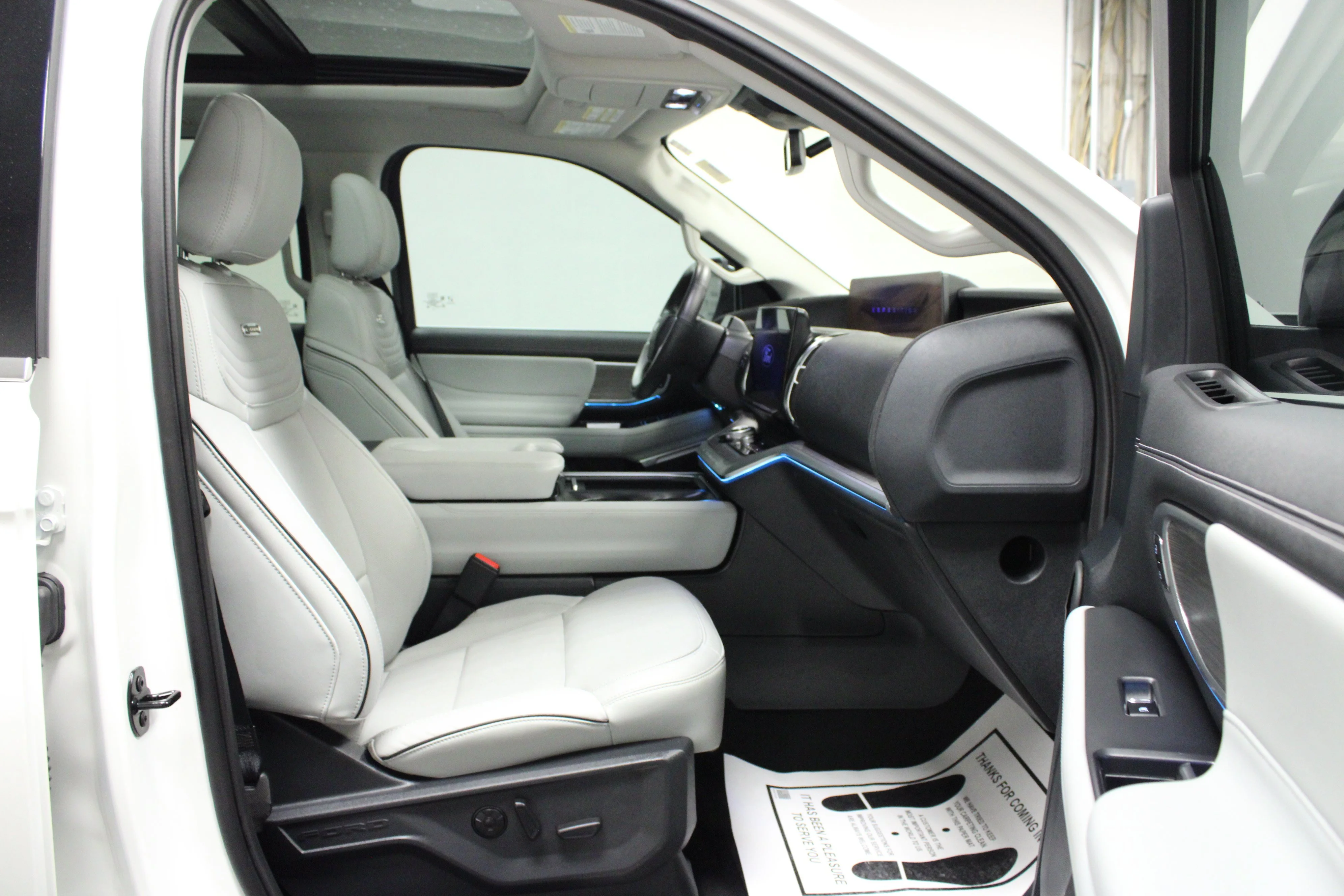 Used 2025 White Metallic Ford Platinum image 17