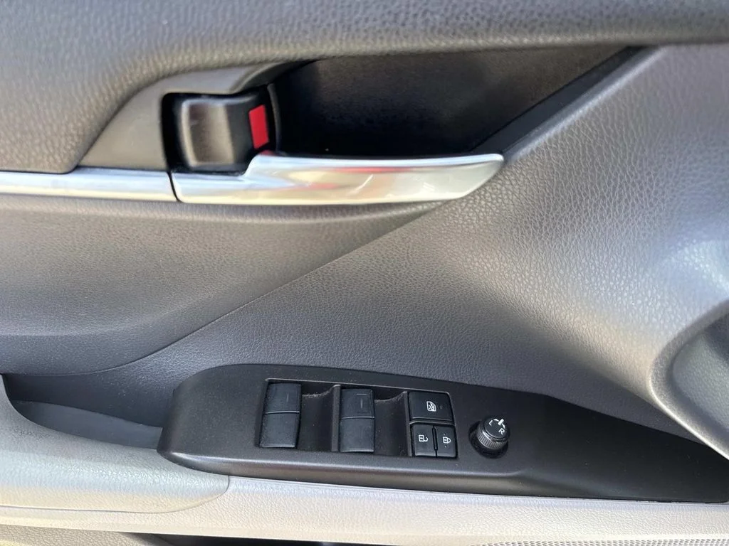 Used 2022 White Toyota SE image 19