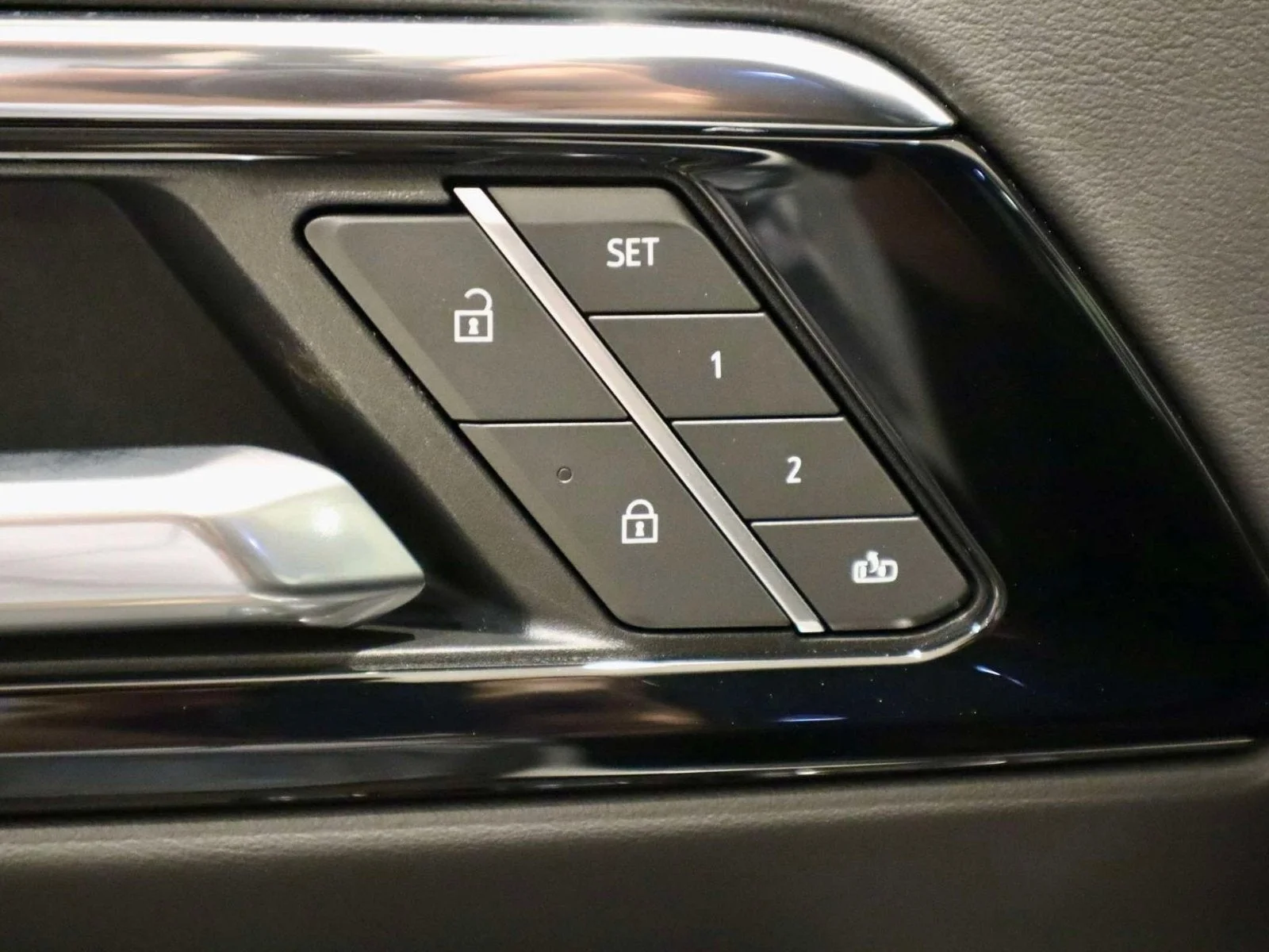 Used 2025 Iridescent Pearl Tricoat Chevrolet High Country image 25