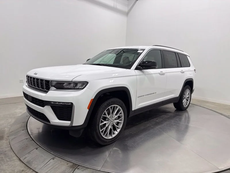 New 2027 Bright White Clear-Coat Paint Jeep Limited image 3