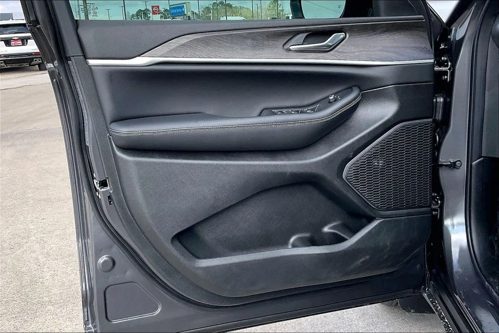 New 2026 Baltic Gray Metallic Clear-Coat Exterior Paint Jeep Altitude image 13