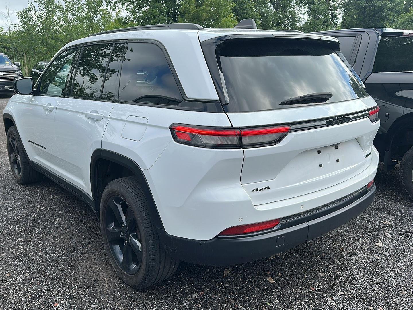 Used 2023 Bright White Clearcoat Jeep Limited image 4
