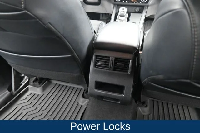 Used 2022  Mitsubishi SE image 17