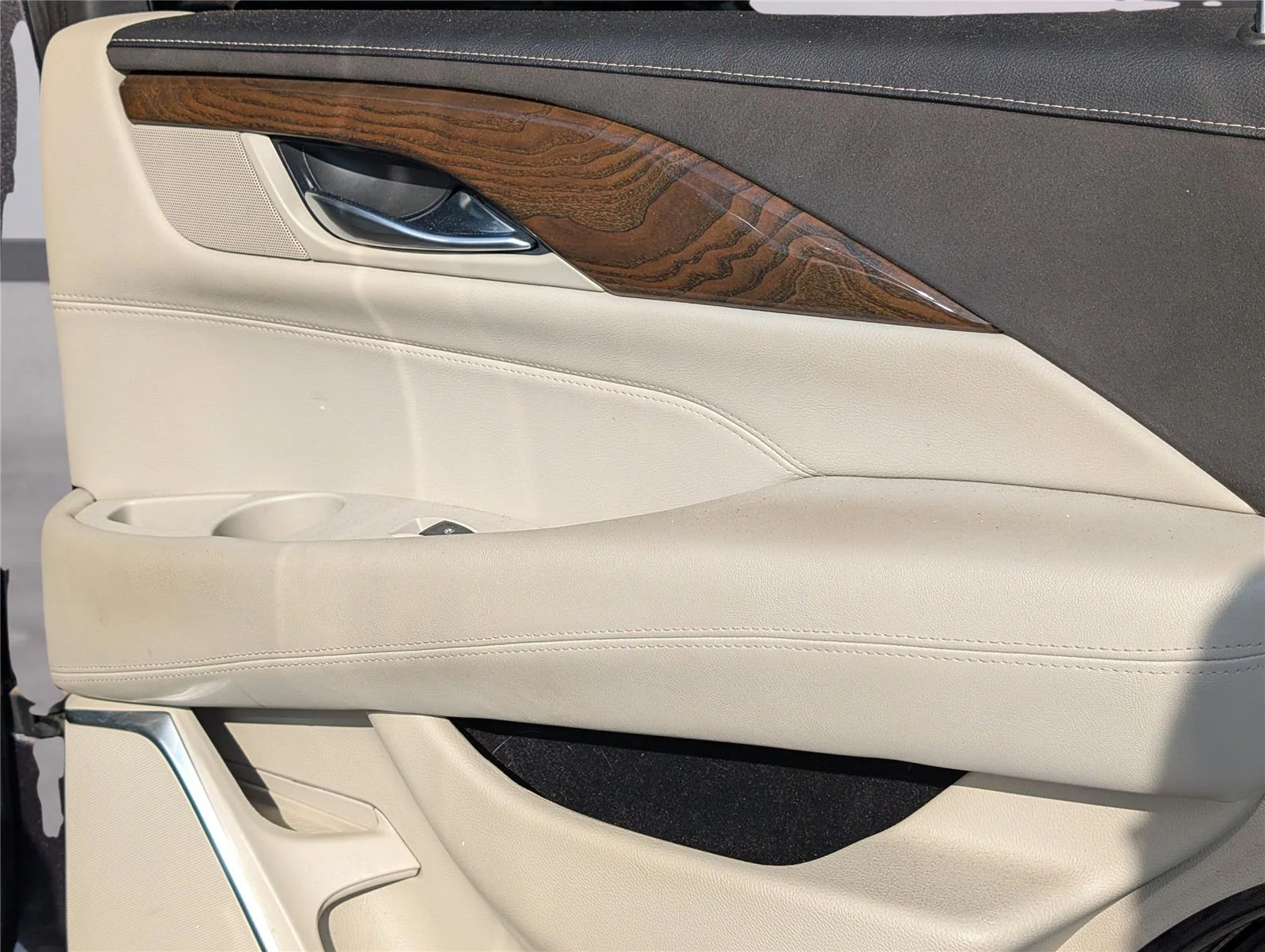 Used 2018 DARK GRANITE METALLIC Cadillac Luxury image 33