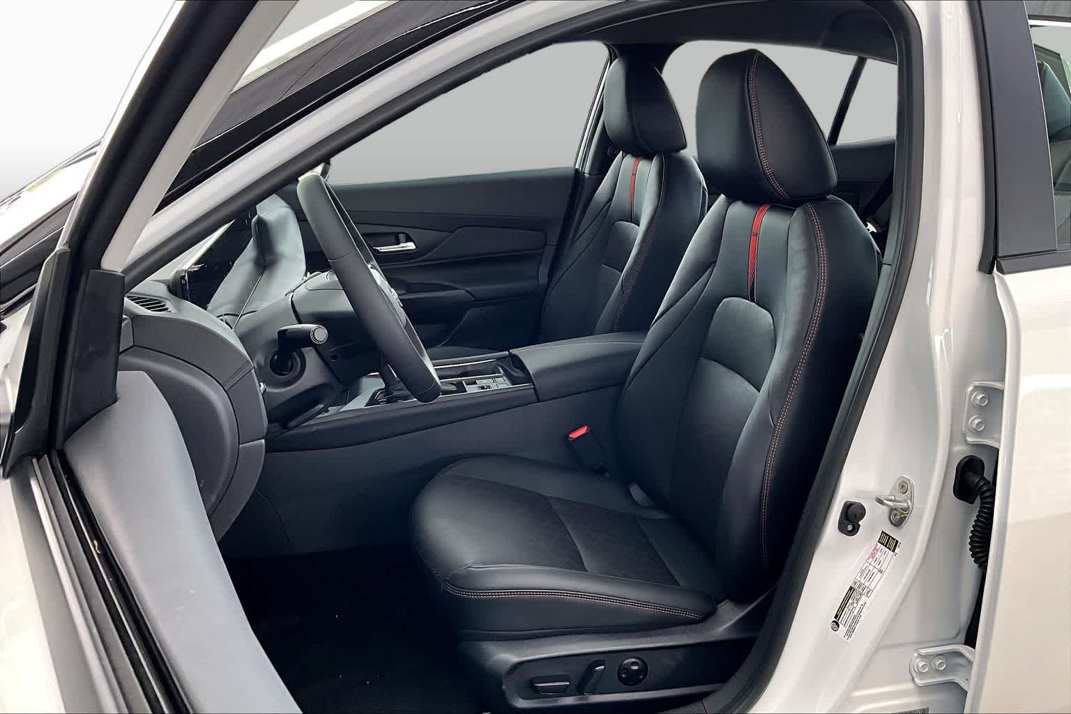 New 2026 Aspen White Tricoat/Super Black Nissan SR image 15