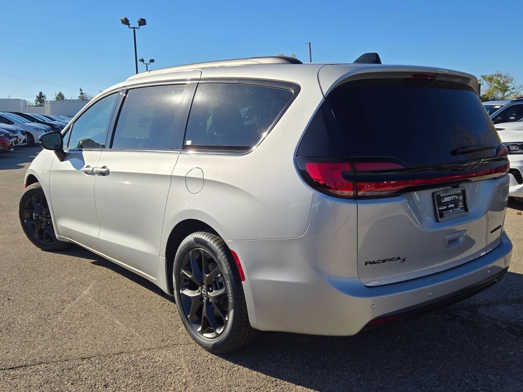 2026 Chrysler Pacifica Limited - Photo 16